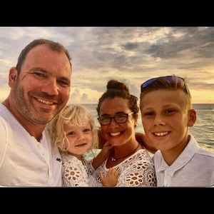 Meet your Poshers, Amy & Chris Henry! We ❤️ A&F